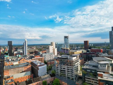 İngiltere üzerinde güneşli bir günde Manchester City Center Buildings 'in yüksek açılı görüntüsü. 5 Mayıs 2024