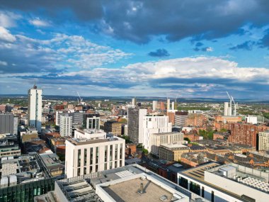 İngiltere üzerinde güneşli bir günde Manchester City Center Buildings 'in yüksek açılı görüntüsü. 5 Mayıs 2024