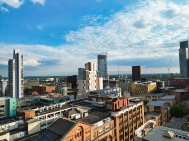 İngiltere üzerinde güneşli bir günde Manchester City Center Buildings 'in yüksek açılı görüntüsü. 5 Mayıs 2024