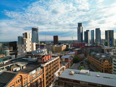 İngiltere üzerinde güneşli bir günde Manchester City Center Buildings 'in yüksek açılı görüntüsü. 5 Mayıs 2024