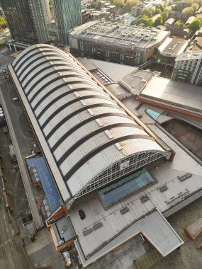 İngiltere üzerinde güneşli bir günde Manchester City Center Buildings 'in yüksek açılı görüntüsü. 5 Mayıs 2024