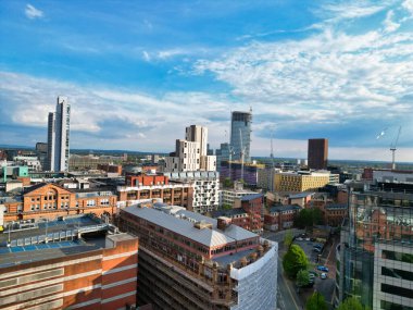 İngiltere üzerinde güneşli bir günde Manchester City Center Buildings 'in yüksek açılı görüntüsü. 5 Mayıs 2024