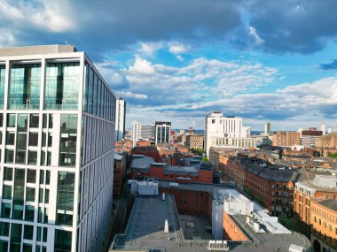İngiltere üzerinde güneşli bir günde Manchester City Center Buildings 'in yüksek açılı görüntüsü. 5 Mayıs 2024