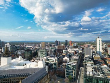 İngiltere üzerinde güneşli bir günde Manchester City Center Buildings 'in yüksek açılı görüntüsü. 5 Mayıs 2024