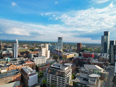 İngiltere üzerinde güneşli bir günde Manchester City Center Buildings 'in yüksek açılı görüntüsü. 5 Mayıs 2024