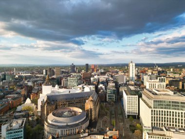 İngiltere üzerinde güneşli bir günde Manchester City Center Buildings 'in yüksek açılı görüntüsü. 5 Mayıs 2024