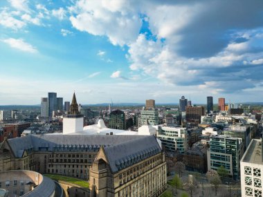 İngiltere üzerinde güneşli bir günde Manchester City Center Buildings 'in yüksek açılı görüntüsü. 5 Mayıs 2024