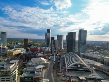 İngiltere üzerinde güneşli bir günde Manchester City Center Buildings 'in yüksek açılı görüntüsü. 5 Mayıs 2024