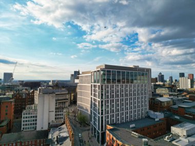 İngiltere üzerinde güneşli bir günde Manchester City Center Buildings 'in yüksek açılı görüntüsü. 5 Mayıs 2024