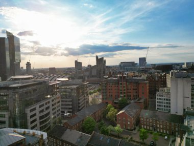 İngiltere üzerinde güneşli bir günde Manchester City Center Buildings 'in yüksek açılı görüntüsü. 5 Mayıs 2024