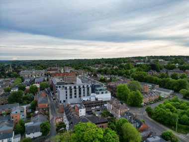 Günbatımında İngiliz Tarihi Kenti Winchester Central 'ın Yüksek Açılı Manzarası. İngiltere Birleşik Krallık, 17 Mayıs 2024