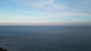 Günbatımında İngiltere Okyanusu ve Eastbourne Deniz Manzarası Yüksek Açılı Manzarası. 10 Mayıs 2024