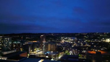 Gece boyunca İngiltere 'nin merkezi Sheffield şehrinin yüksek açılı görüntüsü. Birleşik Krallık. 29 Nisan 2024