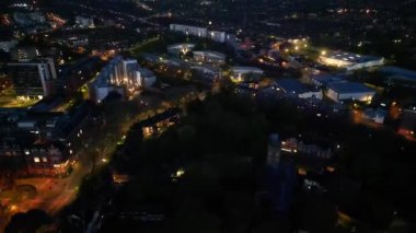 Açık Gece sırasında İngiltere 'nin Aydınlanmış Merkez Leicester şehrinin Yüksek Açılı Hızlandırılmış Görüntüsü. 26 Nisan 2024