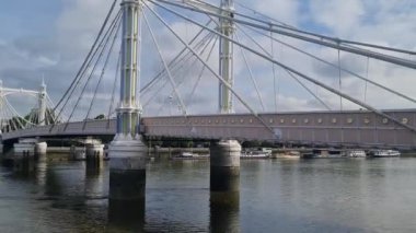 River Thames Albert Köprüsü 'ndeki Central Chelsea Londra şehri Londra, İngiltere. 3 Haziran 2024