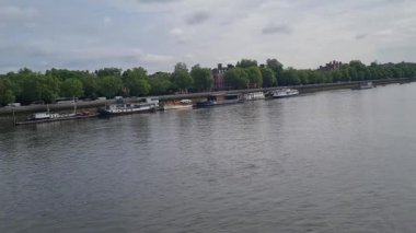 River Thames Albert Köprüsü 'ndeki Central Chelsea Londra şehri Londra, İngiltere. 3 Haziran 2024