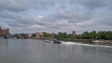 River Thames Albert Köprüsü 'ndeki Central Chelsea Londra şehri Londra, İngiltere. 3 Haziran 2024