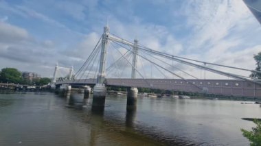River Thames Albert Köprüsü 'ndeki Central Chelsea Londra şehri Londra, İngiltere. 3 Haziran 2024