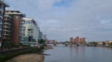 River Thames Albert Köprüsü 'ndeki Central Chelsea Londra şehri Londra, İngiltere. 3 Haziran 2024