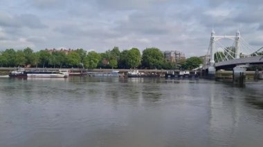 River Thames Albert Köprüsü 'ndeki Central Chelsea Londra şehri Londra, İngiltere. 3 Haziran 2024