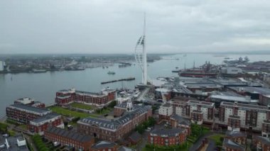 Yağmur ve Bulutlu Gün sırasında Birleşik Krallık 'ın Eski Portsmouth Merkez Şehri' nin Hava Görüntüsü. 16 Mayıs 2024