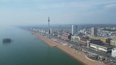 Brighton 'un yüksek açılı sahil beldesi ve İngiltere' nin doğu Sussex plaj şehri. 10 Mayıs 2024