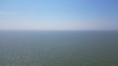 İngiltere 'nin Eastbourne Okyanusu' ndaki Yüksek Açılı Tekne Manzarası. 5 Mayıs 2024