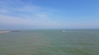 İngiltere 'nin Eastbourne Okyanusu' ndaki Yüksek Açılı Tekne Manzarası. 5 Mayıs 2024