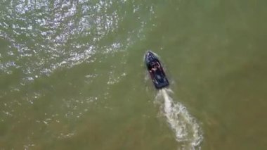 İngiltere 'nin Eastbourne Okyanusu' ndaki Yüksek Açılı Tekne Manzarası. 5 Mayıs 2024