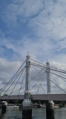 İngiltere 'nin Londra kenti Thames Albert Köprüsü' ndeki Central Chelsea şehrinin düşük açılı dikey ve portre görüntüsü. 3 Haziran 2024
