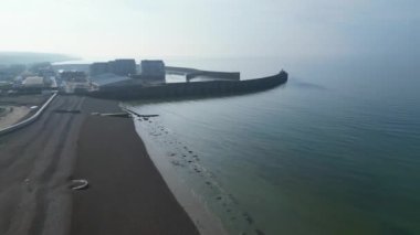 İngiltere 'nin Brighton şehrindeki British Beach ve Ocean' ın havadan görüntüsü. 9 Mayıs 2024