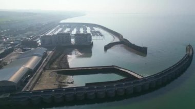 İngiltere 'nin Brighton şehrindeki British Beach ve Ocean' ın havadan görüntüsü. 9 Mayıs 2024