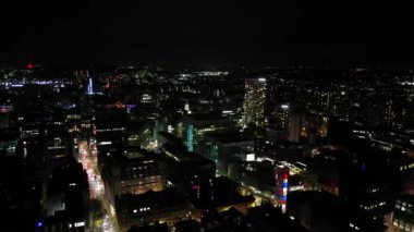 İngiltere 'nin kuzeybatısındaki Bulutlu Gece sırasında Manchester Central City' nin Aydınlanmış Hava Görüntüsü. 4 Mayıs 2024