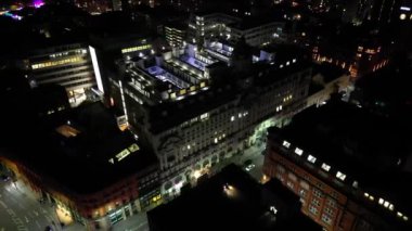 İngiltere 'nin kuzeybatısındaki Bulutlu Gece sırasında Manchester Central City' nin Aydınlanmış Hava Görüntüsü. 4 Mayıs 2024