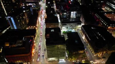 İngiltere 'nin kuzeybatısındaki Bulutlu Gece sırasında Manchester Central City' nin Aydınlanmış Hava Görüntüsü. 4 Mayıs 2024