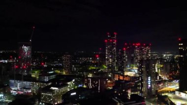 İngiltere 'nin kuzeybatısındaki Bulutlu Gece sırasında Manchester Central City' nin Aydınlanmış Hava Görüntüsü. 4 Mayıs 2024