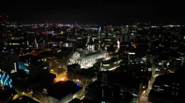 İngiltere 'nin kuzeybatısındaki Bulutlu Gece sırasında Manchester Central City' nin Aydınlanmış Hava Görüntüsü. 4 Mayıs 2024