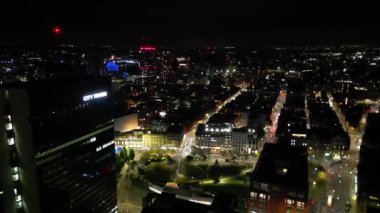 İngiltere 'nin kuzeybatısındaki Bulutlu Gece sırasında Manchester Central City' nin Aydınlanmış Hava Görüntüsü. 4 Mayıs 2024