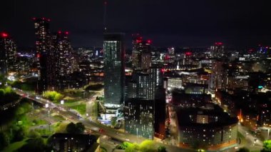İngiltere 'nin kuzeybatısındaki Bulutlu Gece sırasında Manchester Central City' nin Aydınlanmış Hava Görüntüsü. 4 Mayıs 2024
