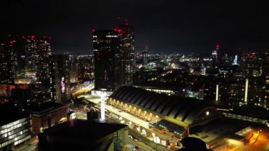 İngiltere 'nin kuzeybatısındaki Bulutlu Gece sırasında Manchester Central City' nin Aydınlanmış Hava Görüntüsü. 4 Mayıs 2024