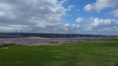 Severn Nehri 'ndeki Severn Köyü' nün yüksek açılı görüntüsü İngiltere ve Galler 'i İngiltere' ye bağlayan Via Long Bridge, Birleşik Krallık. 27 Mayıs 2024