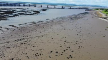 Severn Nehri 'ndeki Severn Köyü' nün yüksek açılı görüntüsü İngiltere ve Galler 'i İngiltere' ye bağlayan Via Long Bridge, Birleşik Krallık. 27 Mayıs 2024