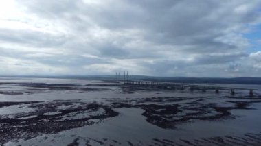 Severn Nehri 'ndeki Severn Köyü' nün yüksek açılı görüntüsü İngiltere ve Galler 'i İngiltere' ye bağlayan Via Long Bridge, Birleşik Krallık. 27 Mayıs 2024