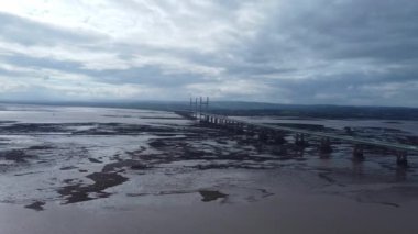 Severn Nehri 'ndeki Severn Köyü' nün yüksek açılı görüntüsü İngiltere ve Galler 'i İngiltere' ye bağlayan Via Long Bridge, Birleşik Krallık. 27 Mayıs 2024