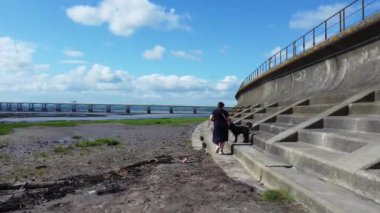 Severn Nehri 'ndeki Severn Köyü' nün yüksek açılı görüntüsü İngiltere ve Galler 'i İngiltere' ye bağlayan Via Long Bridge, Birleşik Krallık. 27 Mayıs 2024