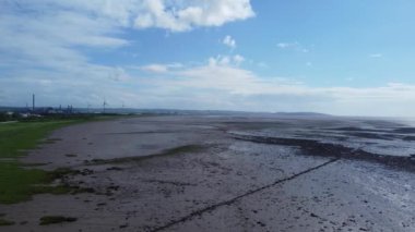 Severn Nehri 'ndeki Severn Köyü' nün yüksek açılı görüntüsü İngiltere ve Galler 'i İngiltere' ye bağlayan Via Long Bridge, Birleşik Krallık. 27 Mayıs 2024