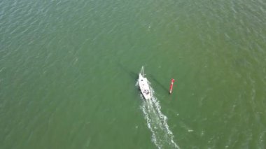 İngiltere 'nin Southampton Limanı' ndaki Lepe Sahili 'ndeki Air View of Boat. 17 Mayıs 2024