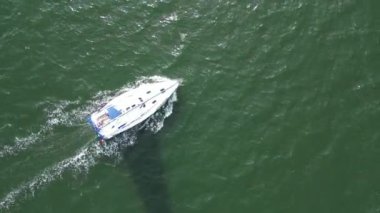 İngiltere 'nin Southampton Limanı' ndaki Lepe Sahili 'ndeki Air View of Boat. 17 Mayıs 2024