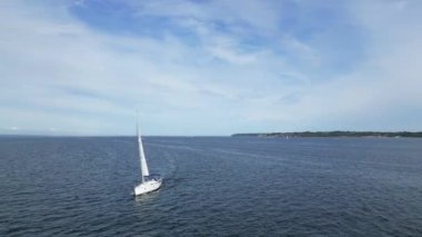 İngiltere 'nin Southampton Limanı' ndaki Lepe Sahili 'ndeki Air View of Boat. 17 Mayıs 2024