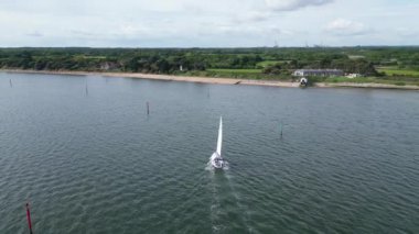 İngiltere 'nin Southampton Limanı' ndaki Lepe Sahili 'ndeki Air View of Boat. 17 Mayıs 2024